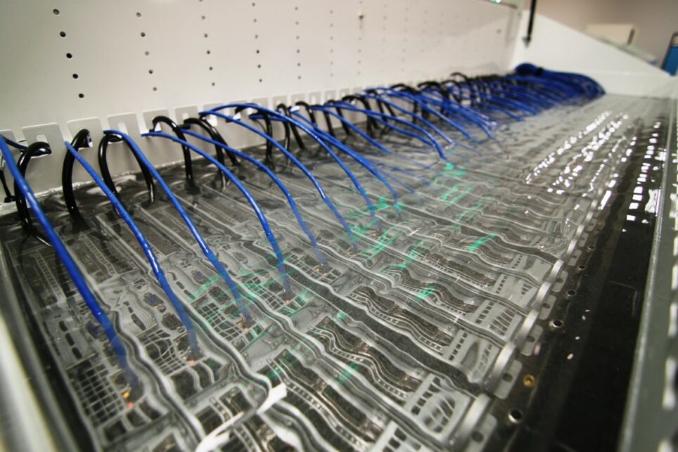 4-reasons-to-adopt-liquid-cooling-min-964x643